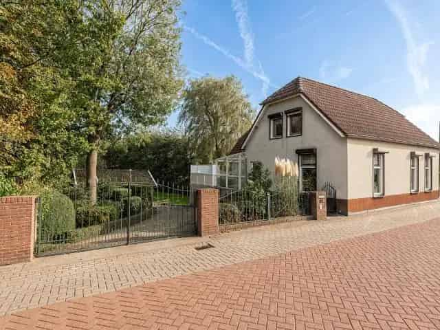 Dijkwoning Nieuwendijk 1370m² Perceel Garage Dakterras