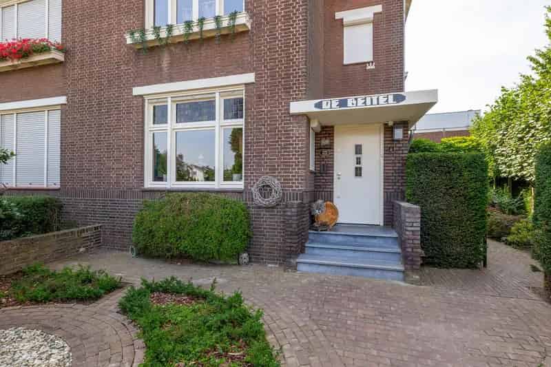 Ruime halfvrijstaande woning Tegelen Centrum 4 slaapkamers 2 badkamers