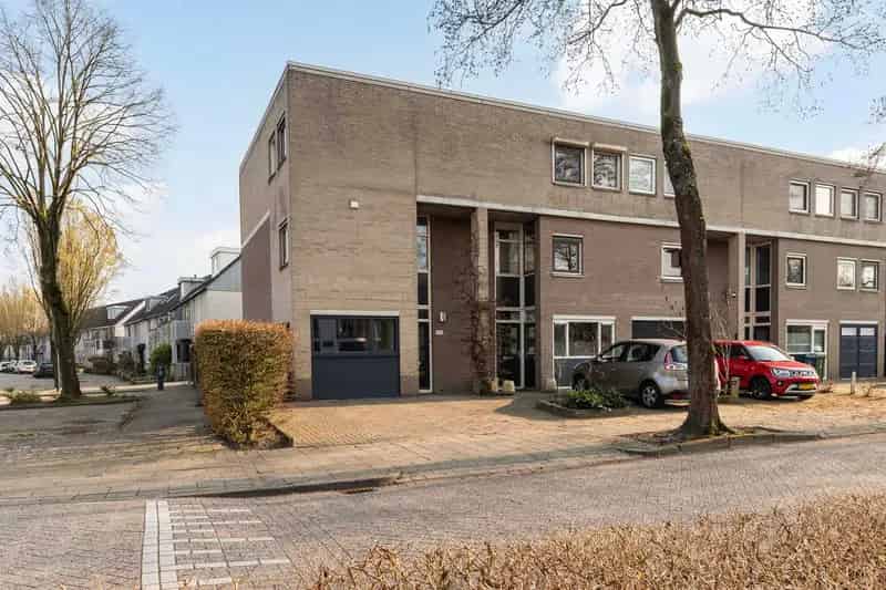 Huis te koop Spadelaan Apeldoorn: Ruime gezinswoning met praktijkruimte