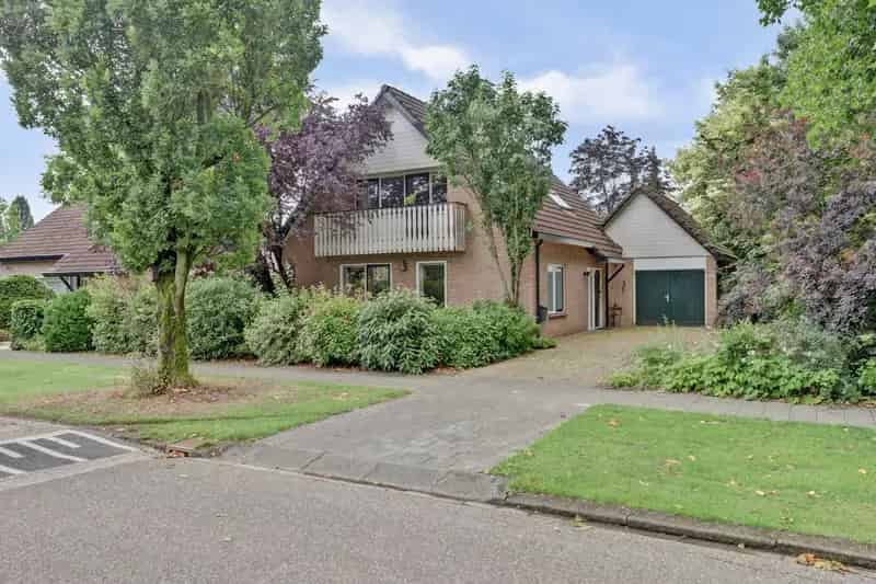 Huis te koop Twello: Ruime vrijstaande woning met garage en tuin