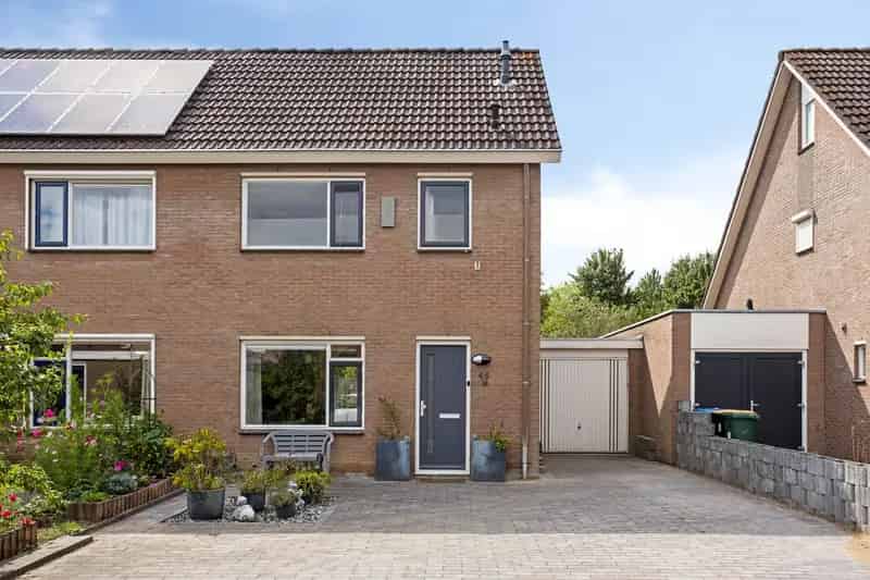 Te Koop: Ruime Twee Onder Een Kapwoning in Beuningen