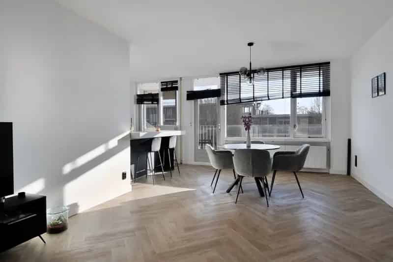 Appartement te koop Schollevaar gerenoveerd 3-kamer balkon berging