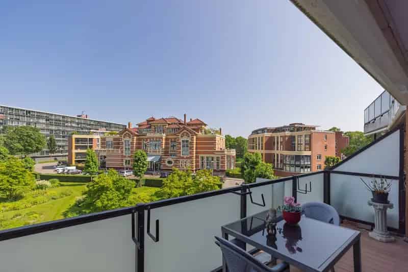 Appartement te koop Weesp: Ruim 3-kamer appartement met terras en parkeerplaats