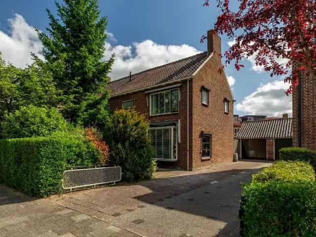 Tweekapper Barendrecht Centrum 4 slaapkamers Garage Tuin
