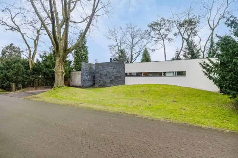 Luxe Vrijstaande Bungalow te Oss: Ruime Woning in Bosrijke Villawijk