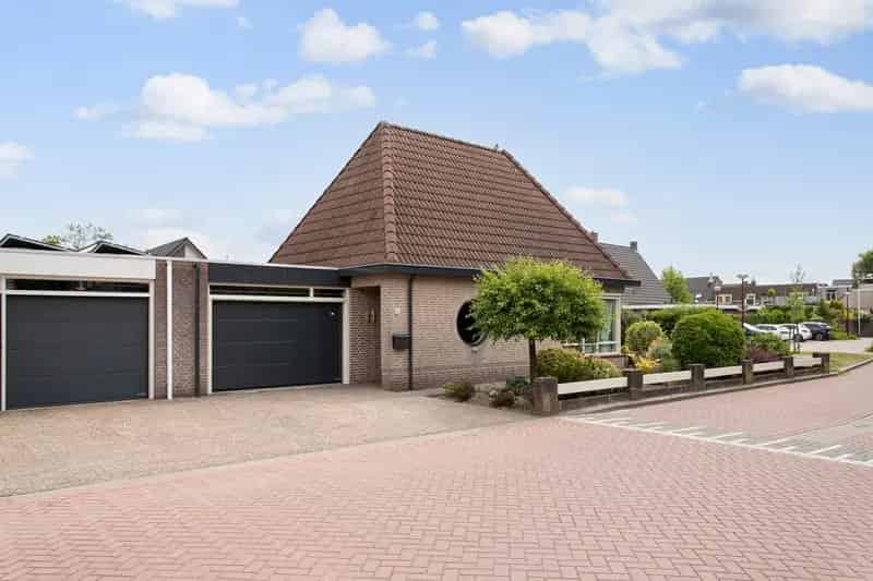 Huis te koop Rijsbergen: Lichtrijke woning met garage en tuin