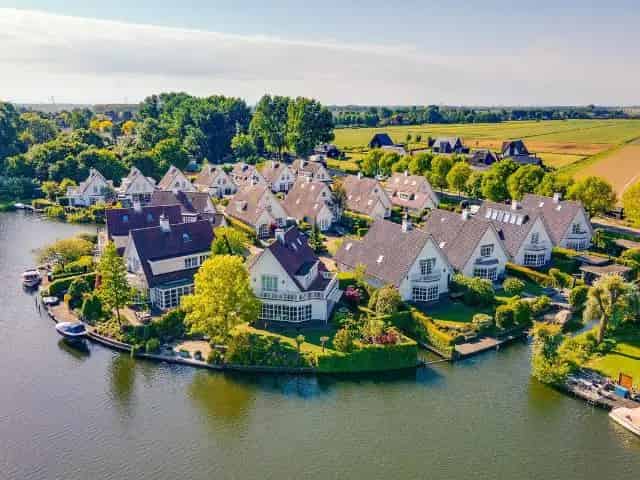 Vrijstaande villa te koop Maasdam: Luxe, Ruimte en Uitzicht
