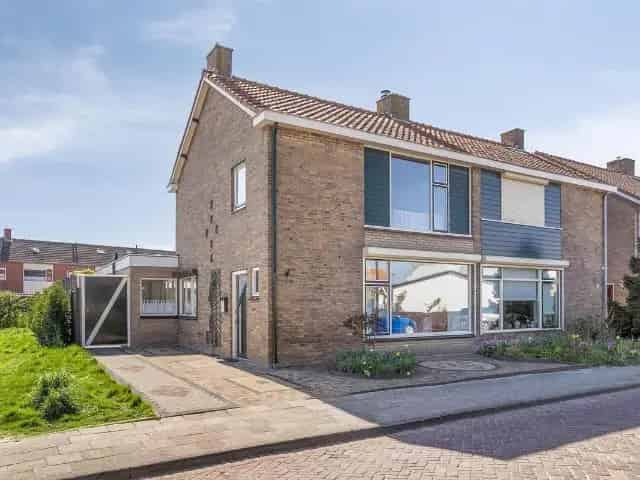 Ruime Tweekapper met 4 Slaapkamers en Royale Tuin te Koop