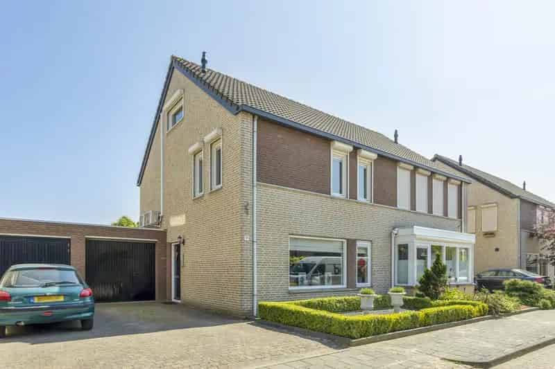 Woningruil Baarlo: Ruime 2-onder-1-kapwoning met zwembad