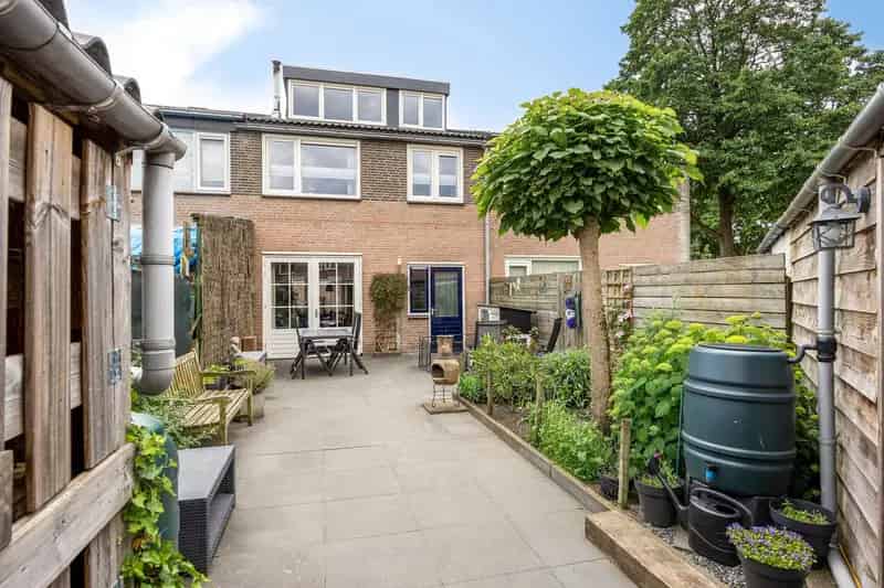 Huis te koop Oosterhout: Instapklare middenwoning met luxe keuken en badkamer