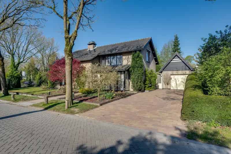 Vrijstaande woning Udenhout 5 slaapkamers lift grote tuin