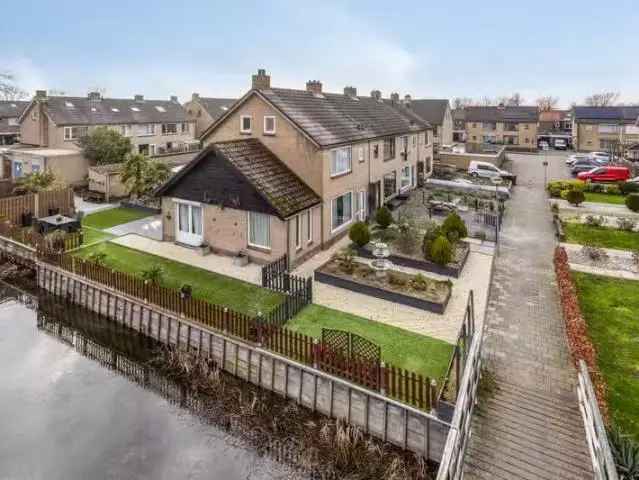 Hoekwoning aan het water te Berkhout