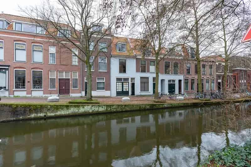 Grachtenpand Delft: 93m2 bovenwoning met opslagruimte