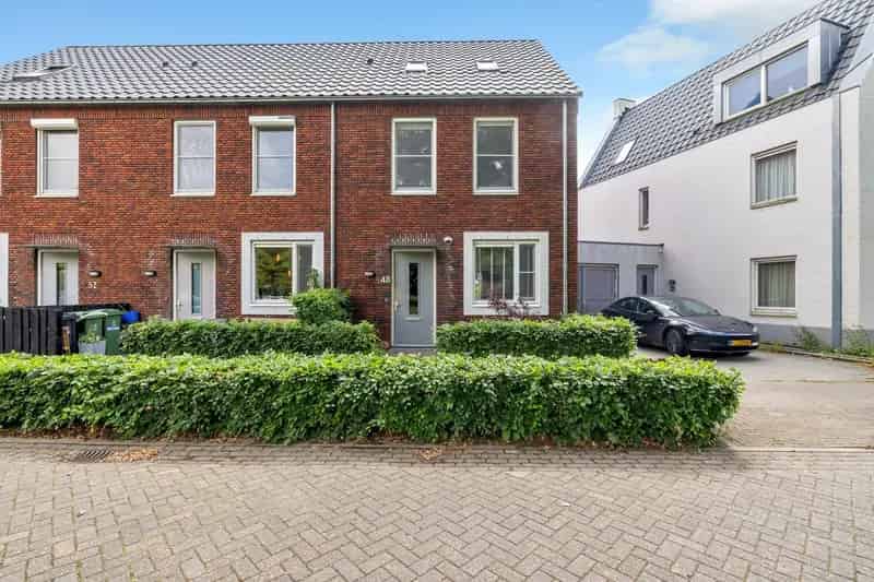 4 Slaapkamers Hoekwoning Nabij Groen Knegsel