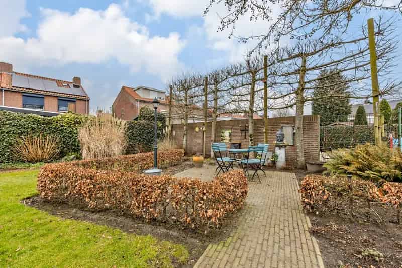 Te Koop: Ruime 4 Slaapkamer Huis met Bijgebouw in Rijen