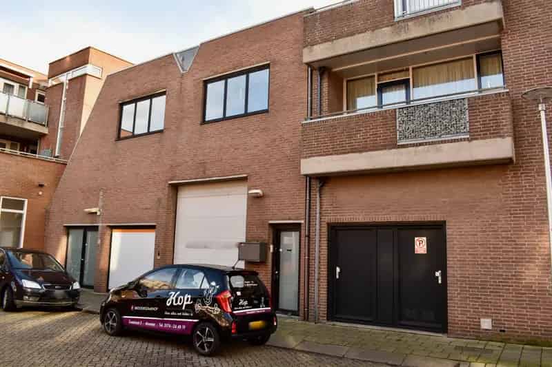 Bedrijfshal Monster Kantoorruimte 158m2 te Huur