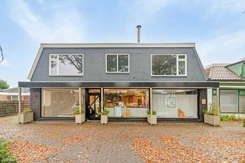 Woonhuis met commerciele ruimten te Oudeschoot