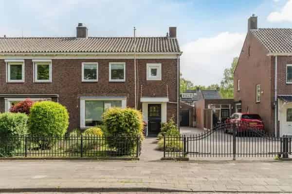 Dorpshuis met Tuin en Garage te Koop