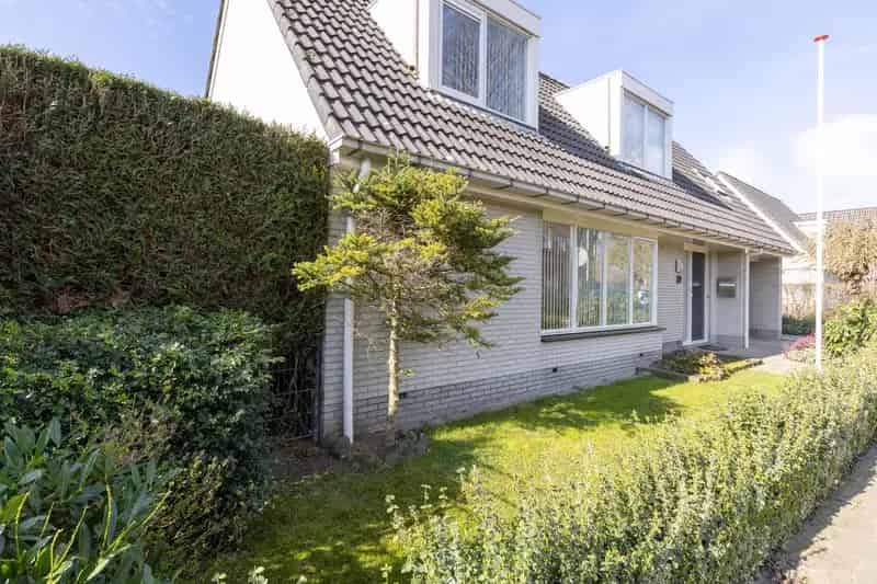 Huis te koop Hoorn: Grote vrijstaande woning met tuin aan het water