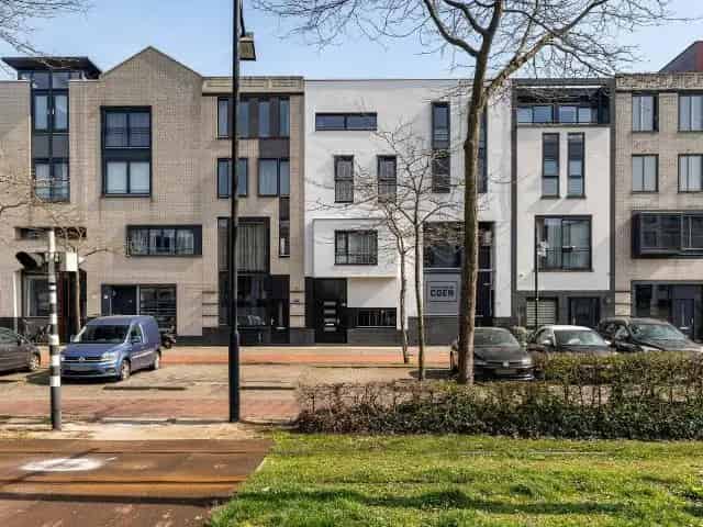 Ruime Herenwoning te Koop in Barendrecht