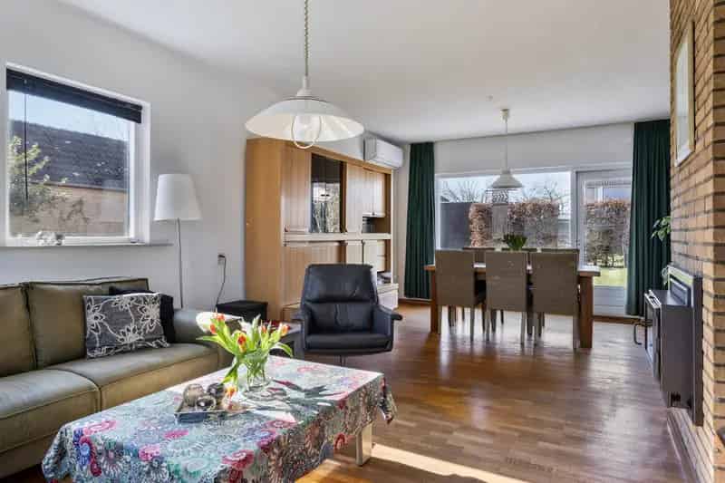 5 Slaapkamers Vrijstaande Woning Philippine Ruime Garage Tuin