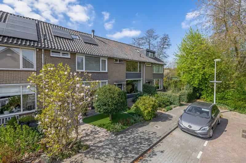 Gezinswoning Genestetlaan Waddinxveen: Ruime tuin, 3 slaapkamers, 9 zonnepanelen