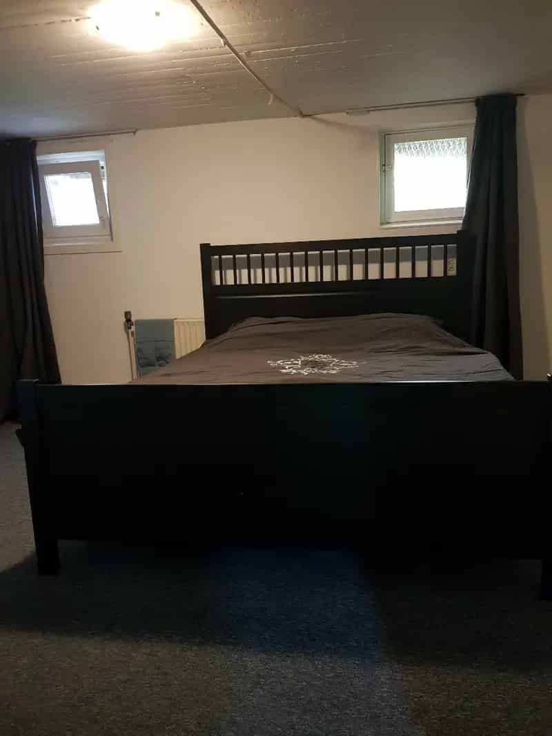 Grote kamer in souterrain te huur