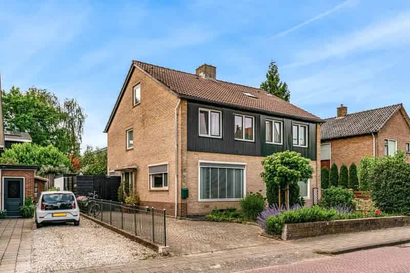 Helft van dubbel woonhuis Renkum 151m2 4 slaapkamers moderne keuken