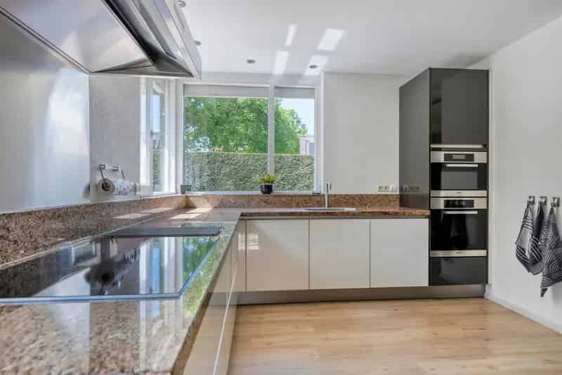 Huis te koop: Luxe woning met zwembad, jacuzzi en praktijkruimte