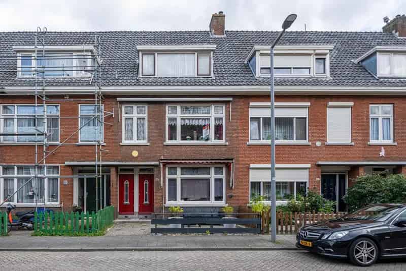 Jaren 30 woning Charlois: Ruime Dubbele Bovenwoning met Balkon