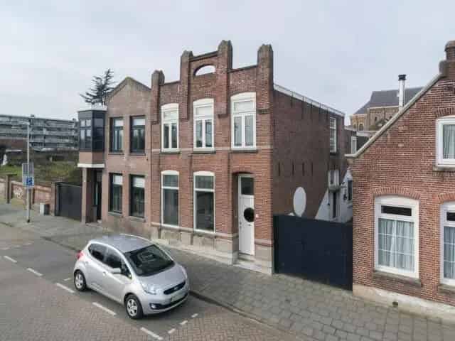 Jaren 30 woning Roosendaal: Sfeervol en ruim