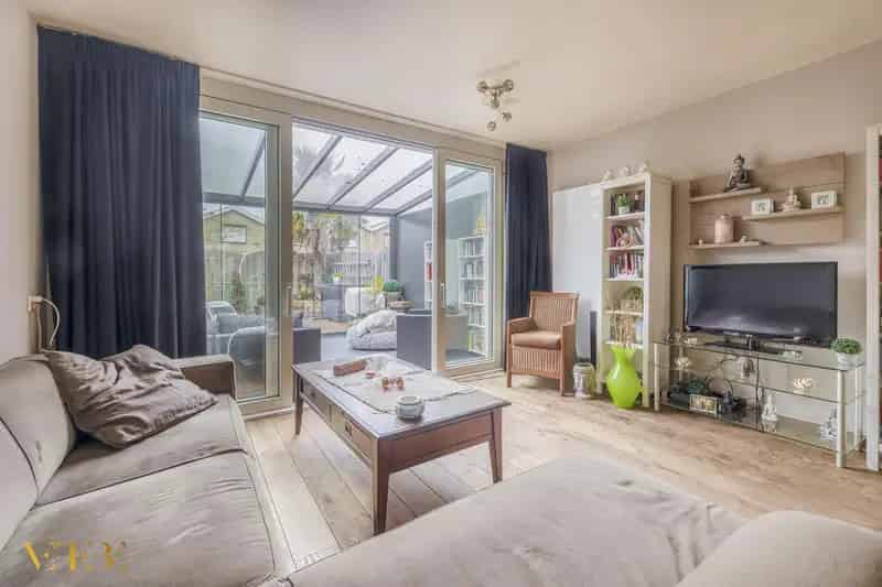Tussenwoning Tegelen 3 slaapkamers serre zonnepanelen