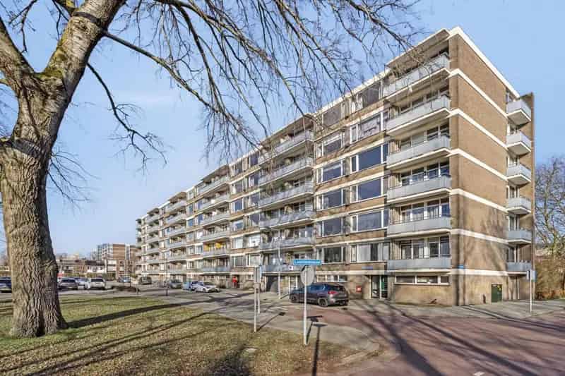 Ruim 3 Kamer Appartement Lage Land Nabij Winkels En Parken