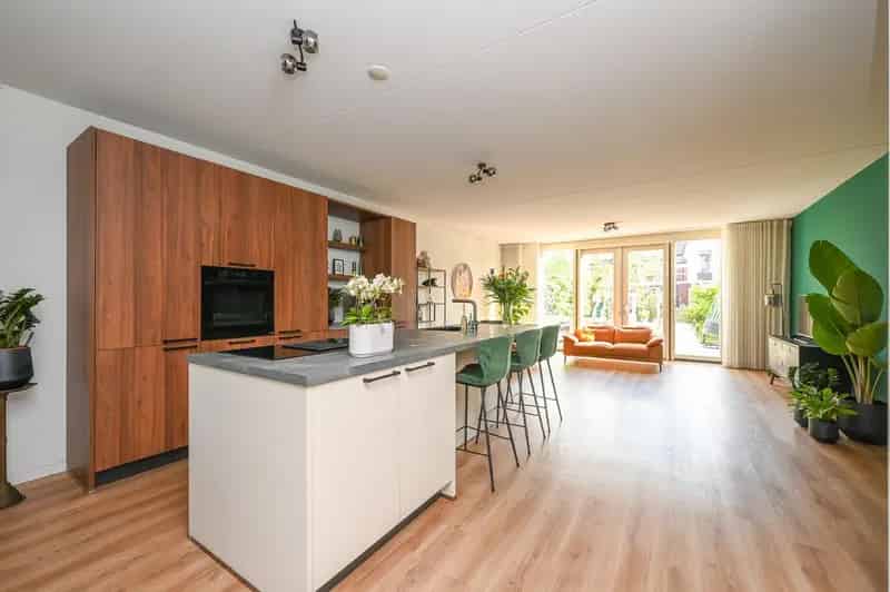 Ruime Tussenwoning met Tuin aan het Water