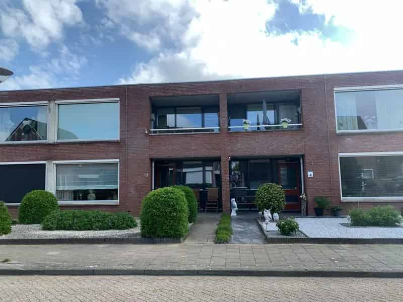 Appartement met balkon nabij supermarkt en bushalte