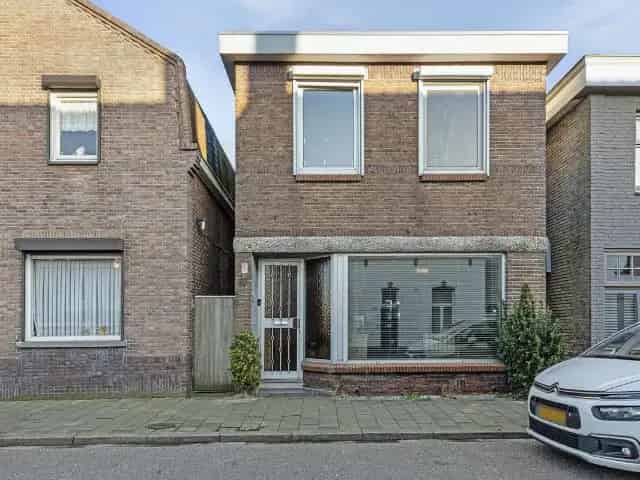 Ruime woning te koop in Nispen met grote tuin en 12 zonnepanelen