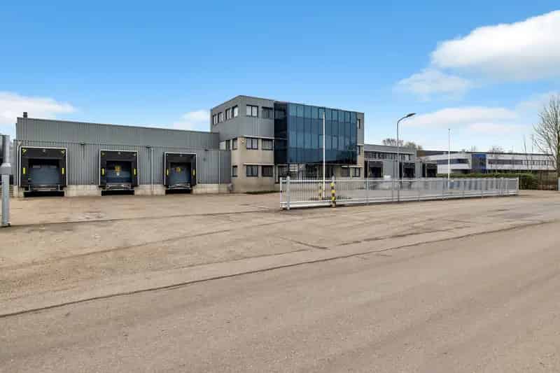 Bedrijfshal te Huur Tiel 2580m2 Kantoor 600m2 Milieucategorie 52