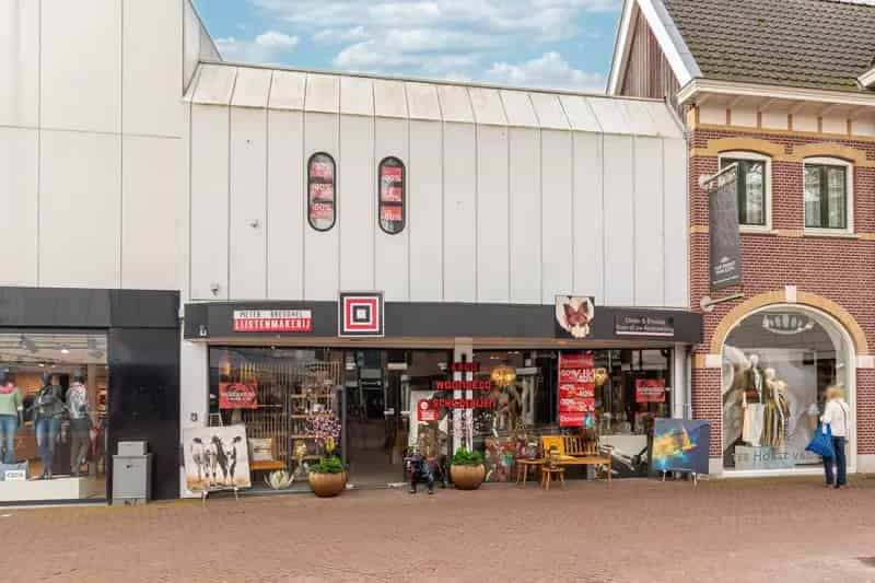 Winkel te Huur Oss Centrum: Royale Ruimte met Verdieping