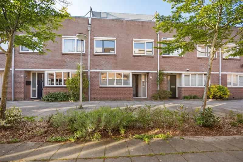 Diemen Zuid: Ruime 4 Slaapkamers Tussenwoning Nabij Amsterdam