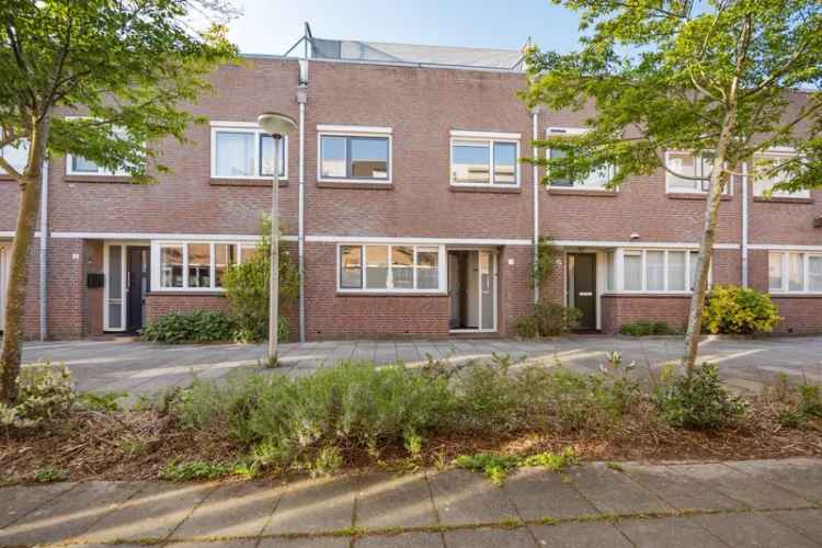 Diemen Zuid: Ruime 4 Slaapkamers Tussenwoning Nabij Amsterdam
