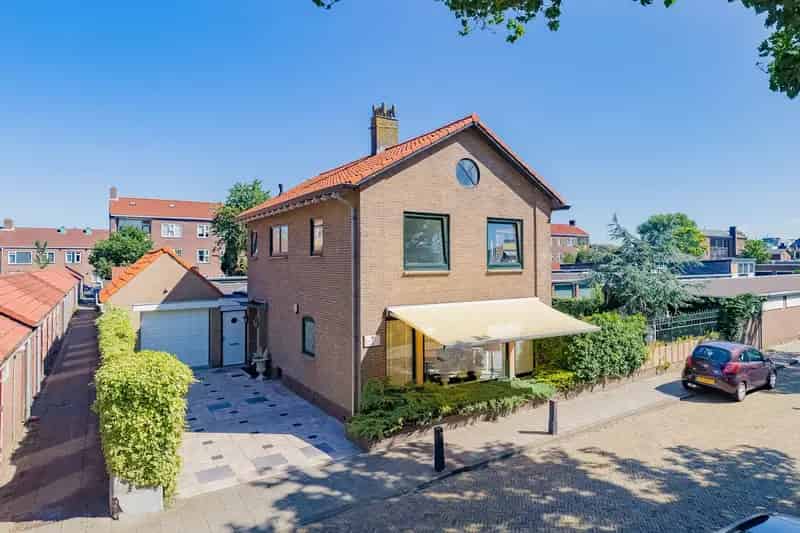 Huis te koop IJmuiden: Ruime woning met grote garage