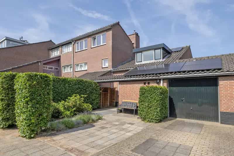 Huis te koop Hilversum: Ruim hoekhuis met extra slaapkamer en garage