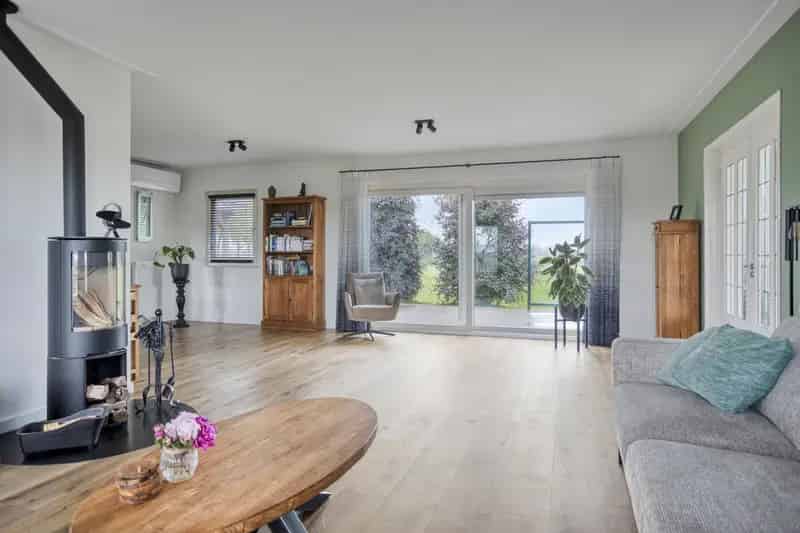 Huis te koop Maasbommel: Vrijstaande woning met B&B en weids uitzicht