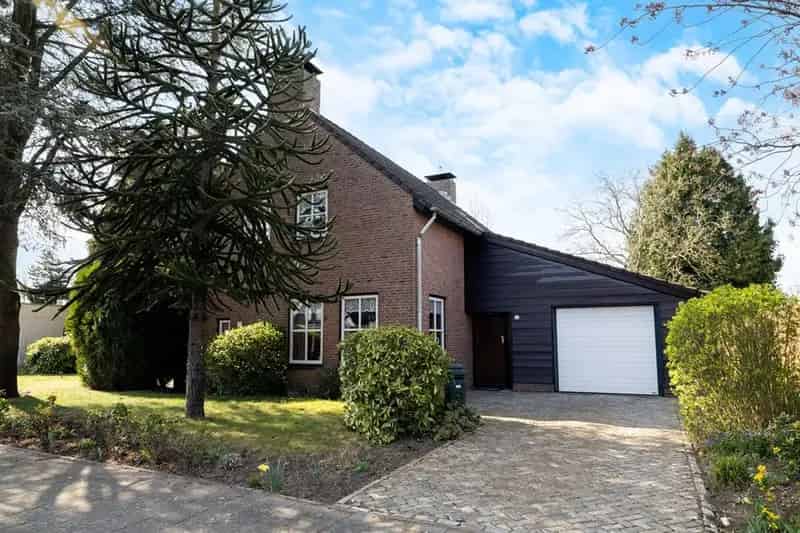 Sfeervolle Villa te Dongen met Ruime Tuin en Garage