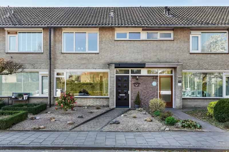 Ruim Gezinshuis 4 slaapkamers Luxe keuken en badkamer Nabij NS