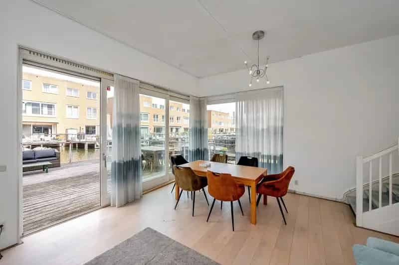 Ruime 4 Slaapkamer Vrijstaande Woning Aan Het Water