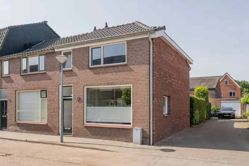 Huis te koop Nijkerk: Sfeervolle Hoekwoning met Tuin en Dakterras