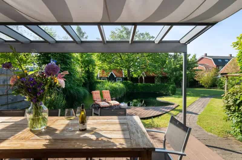 Half vrijstaand huis met grote tuin en tuinhuis