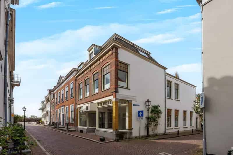 Hoekwoning Wijk bij Duurstede  262m2 Kantoor Winkel  4 slaapkamers