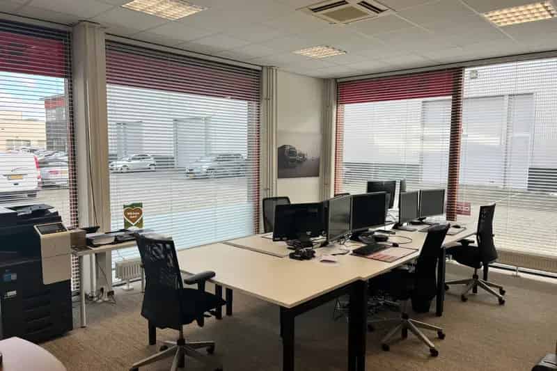 Bedrijfshal te Huur Nieuwegein 208m2 Bedrijfs Showroom Kantoor